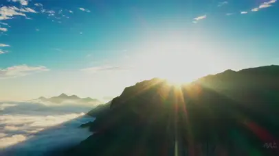 山顶云海翻腾蓝天白云