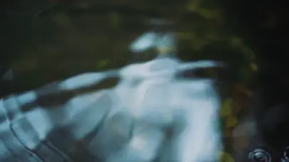 雨滴落在水面溅起波纹