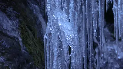 冬天风景岩洞里冰凌冰挂