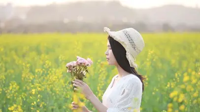 油菜花海中美女