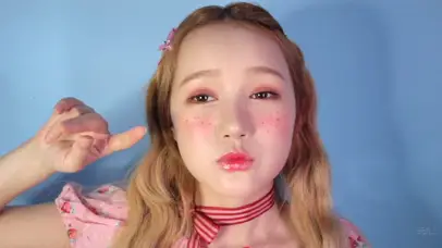 夏日草莓雀斑的小姐姐