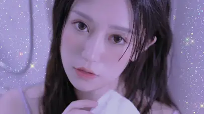 白嫩水灵吊带美女