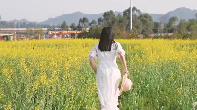 花海中奔跑的少女