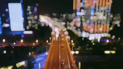 夜晚霓虹灯的小人国