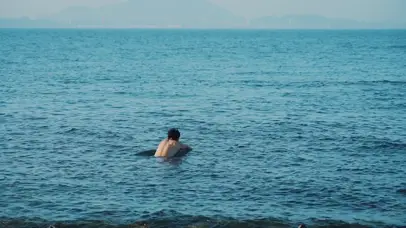 夏季海里游泳运动男人背影