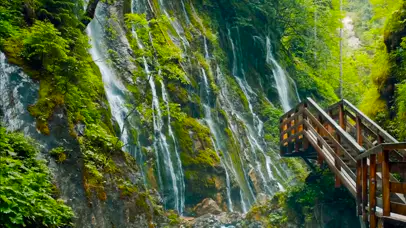 静心自然石壁流水