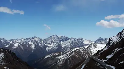 4K雪山山脉蓝天白云祖国风光