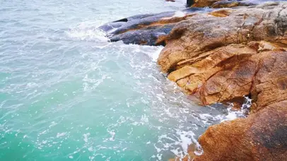 4k夏日海浪拍打礁石自然风景