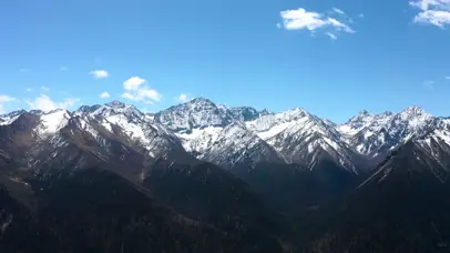 航拍连绵的雪山