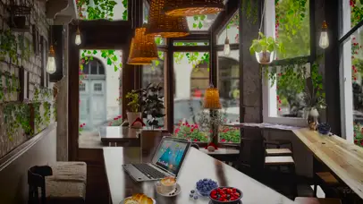 舒适的雨天咖啡厅环境