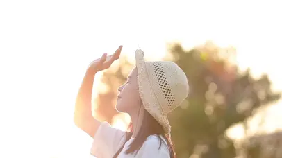 沐浴阳光的少女