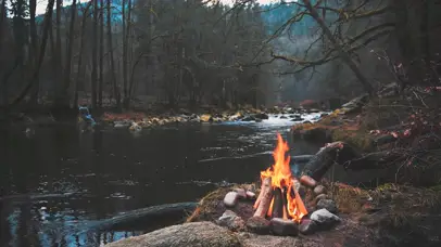 冬天河流篝火