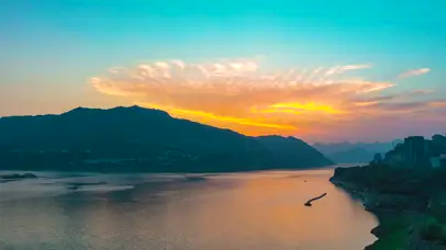 4K长江河道夕阳彩霞天空云彩