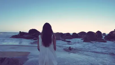 漫步海边的女孩