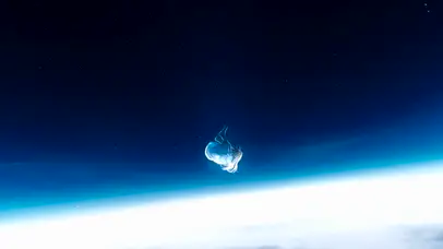 空中悬浮的女孩