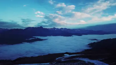 4k清晨高原山顶云海涌动祖国