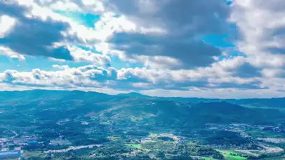 4K白云下的村庄