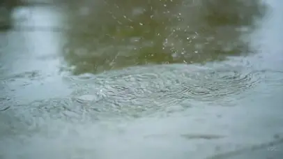4K下雨天雨滴滴落地面