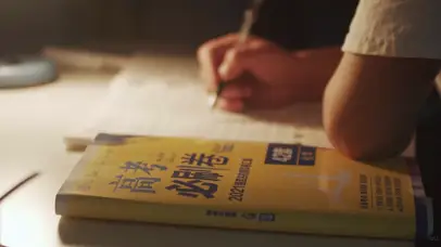 4K深夜写作业的学生