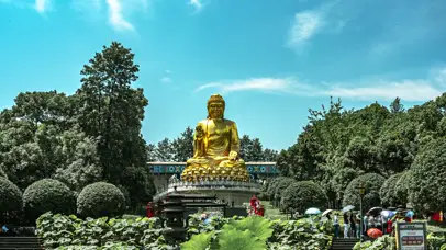 4k寺庙祈福烧香佛像蓝天白云