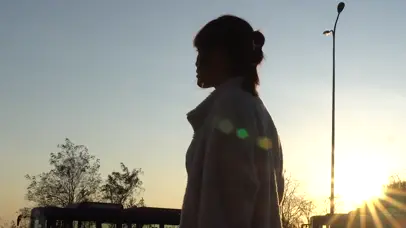 夕阳下的少女