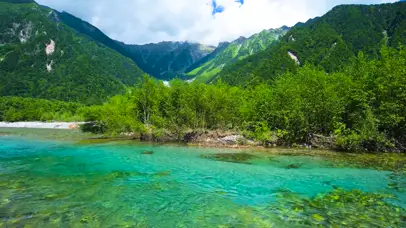 高山下的碧水流