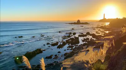 远方夕阳下的灯塔