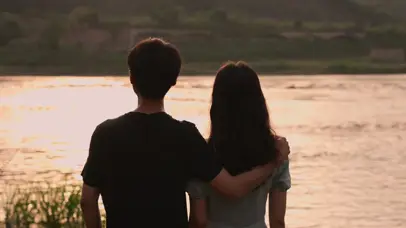 4k唯美江边夕阳下情侣背影