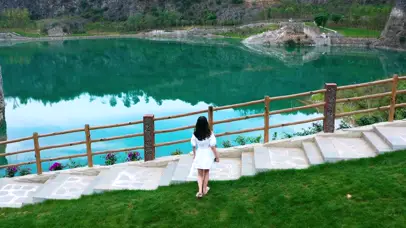 白裙少女与碧蓝湖水