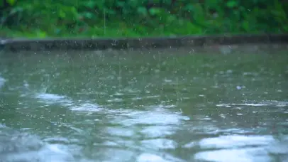 4K倾盆大雨雨滴落下高清