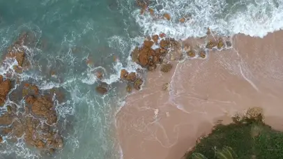 免费海边岩石波浪动态壁纸