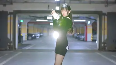 停车场性感蹦迪