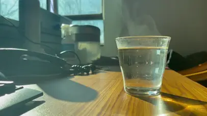 多喝热水（是男的给女朋友换上）