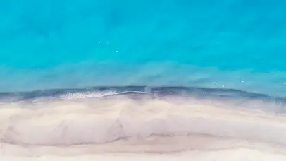 高空俯瞰沙滩海浪