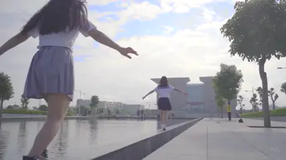 在奔跑的青春少女