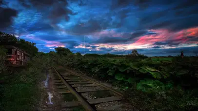 暴风雨来临前的铁轨道