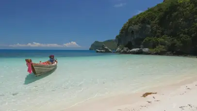 海滩上的小木船