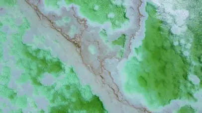 青海茫崖双色翡翠湖