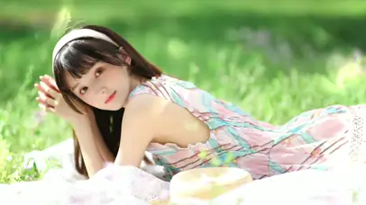 草地上的花裙子甜美女孩