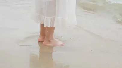 4K夏天海边沙滩美女踏浪