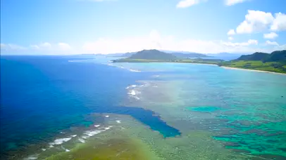 航拍蔚蓝的海洋