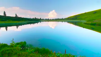4K高山绿草湖泊