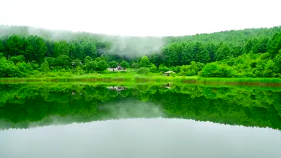 夏日雾气青山绿水湖