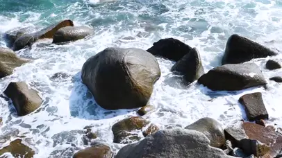 美丽的礁石海浪