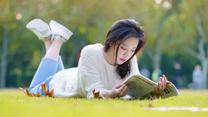 草地阳光下看书