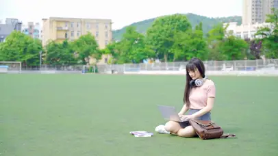 4K绿茵操场女神学生