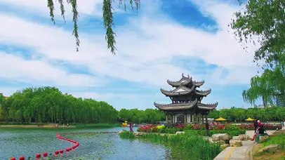 蓝天白云古建筑