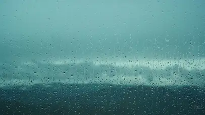 4K阴天下雨天雨天玻璃上雨水