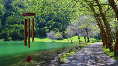 自然风铃湖边景色