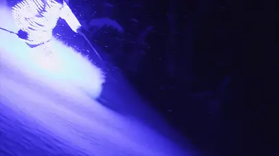夜晚荧光滑雪